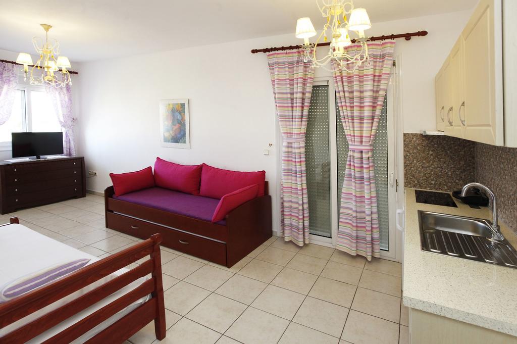 Nereids Apartments And Studios Chrysi Ammoudia ภายนอก รูปภาพ