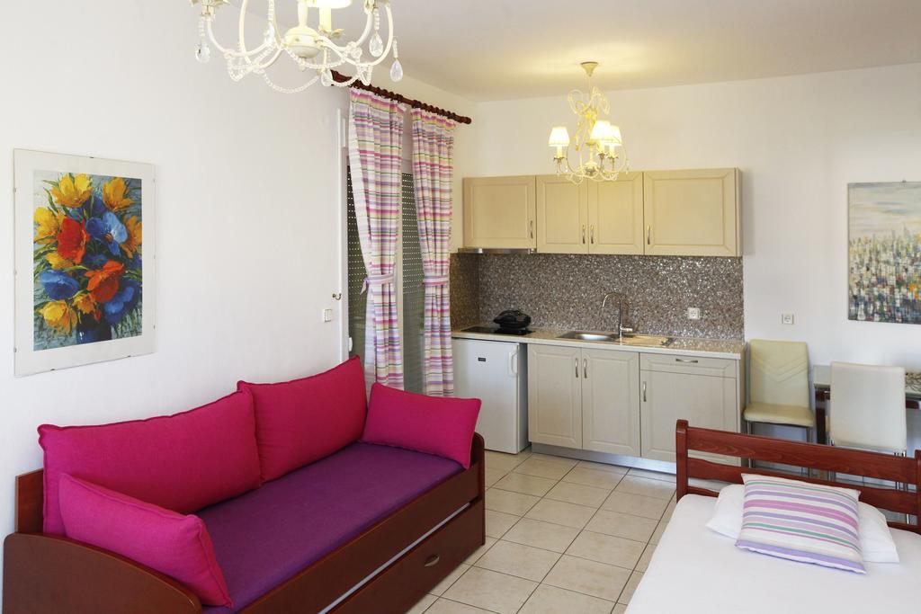 Nereids Apartments And Studios Chrysi Ammoudia ภายนอก รูปภาพ